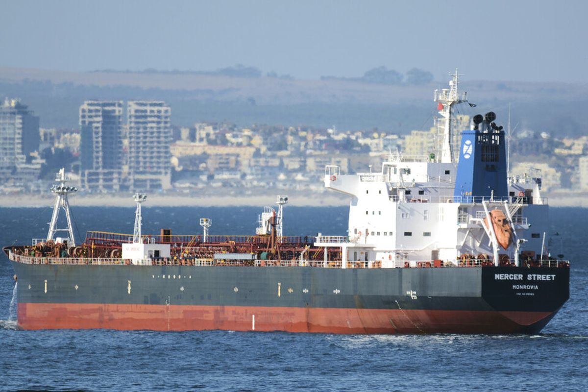  Kapal tanker minyak yang terkait dengan miliarder Israel dilaporkan diserang di lepas pantai Oman di Laut Arab, kata pihak berwenang Jumat, 30 Juli 2021,  rincian tentang insiden itu masih sedikit. 