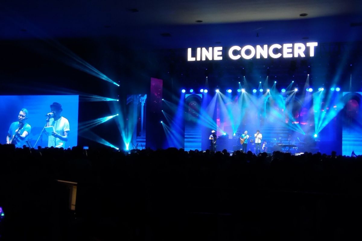 Penyanyi Glenn Fredly tampil di panggung Line Concert yang digelar di  JEC Yogyakarta Sabtu (20/10/2018)