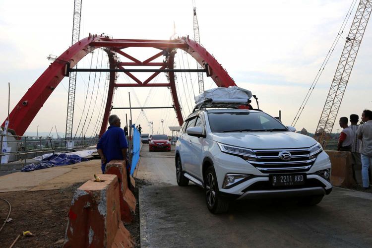 Kendaraan pemudik melintasi Jembatan Kalikuto di ruas tol fungsional Batang-Semarang, Jawa Tengah, Rabu (13/6/2018). Menteri Pekerjaan Umum dan Perumahan Rakyat (PUPR) Basuki Hadimuljono meresmikan jembatan tersebut untuk dilalui kendaraan pemudik menuju ke Semarang, Solo, Surabaya dan sekitarnya tanpa keluar di exit Gringsing.