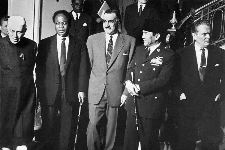 Presiden Sukarno (kedua dari kanan) bersama pemimpin negara-negara yang tergabung dalam Gerakan Non-Blok. 