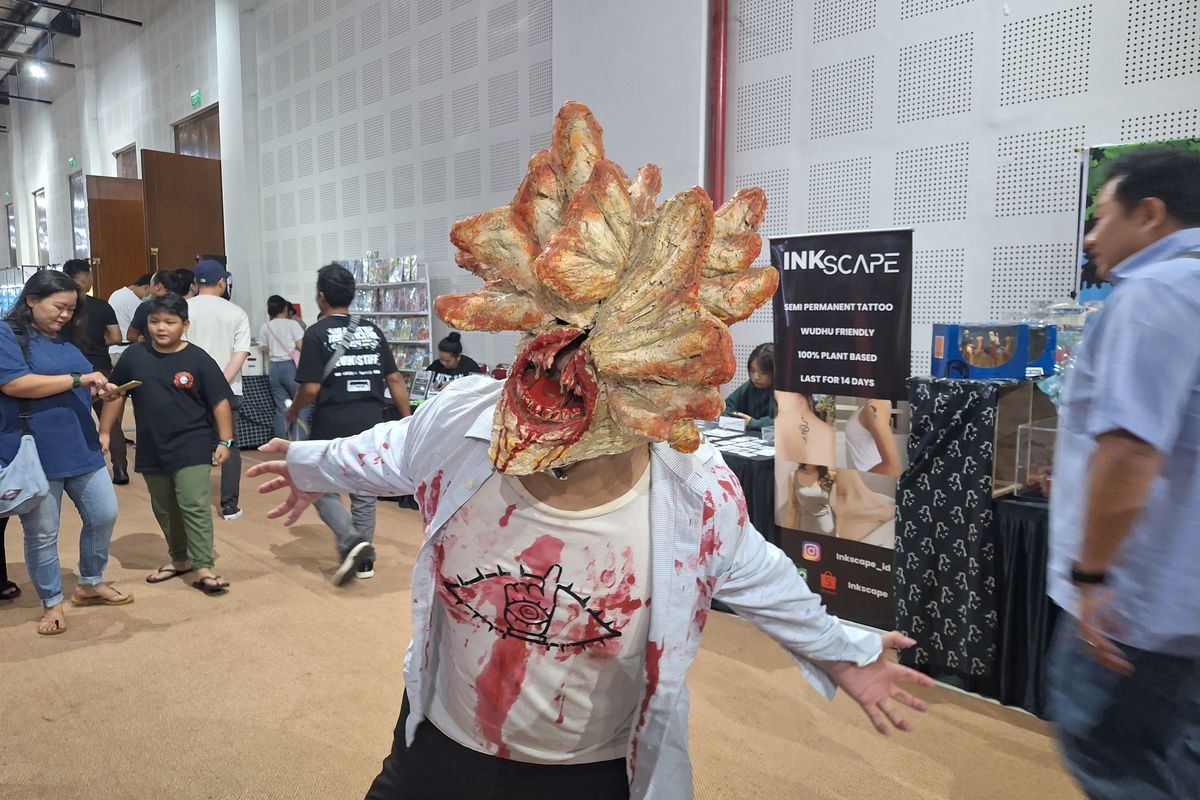 Salah seorang pengunjung cosplay jadi zombie di acara Jakarta Toys and Comics Fair 2024, di Balai Kartini, Jakarta Selata. Minggu, (3/3/2024).