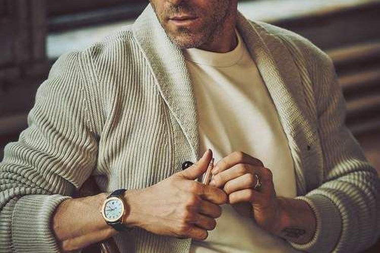 Ryan Reynolds dengan cardigan