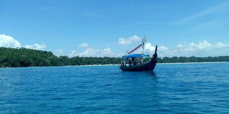 Salah satu destinasi yang terbilang gress adalah Teluk Banyu Biru (Blue Bay). Pantai ini terletak di Muncar.