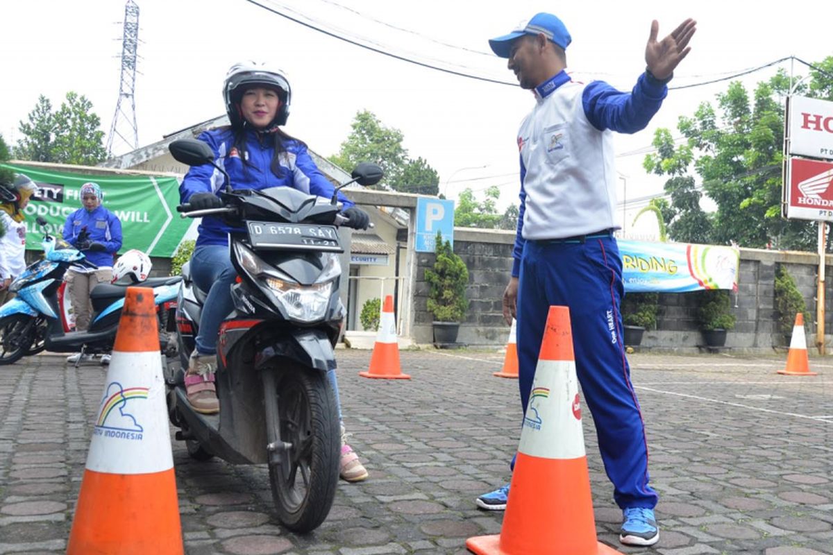 Perlatihan safety riding lady biker Honda oleh diler utama Honda Jawa Barat pada perayaan Hari Kartini, Jumat (21/4/2017).