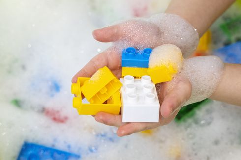 Cara Mencuci Mainan Anak Agar Bersih dan Higienis