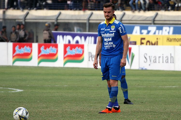 Gelandang Persib Bandung, Rene Mihelic, mengambil ancang-ancang melakukan tendangan bebas di laga melawan Bhayangkara FC, di Stadion Si Jalak Harupat, Kabupaten Bandung, beberapa waktu lalu. (KOMPAS.com/SEPTIAN NUGRAHA)