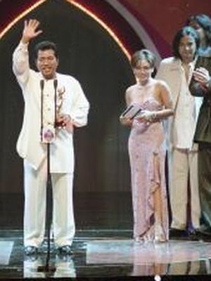 Penyanyi Meggy Z menerima penghargaan pop dang-dut dalam acara AMI Sharp Awards yang diadakan di Istora Senayan, Jakarta, Jumat (5/10/2001) malam.