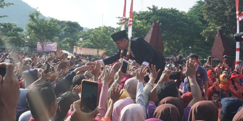 Wakil Gubernur Jawa Timur Emil Dardak Elestianto, saat acara pelepasan dirinya sebagai Bupati Trenggalek di pintu gerbang Pendopo Kabupaten Trenggalek, Jumat (15/02/2019).