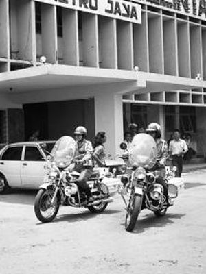 Jamilah (kanan) dan Siswanti (kiri) datang ke markasnya di Kodak siang hari sehabis melaksanakan tugas. Foto diambil pada 14 Oktober 1981.