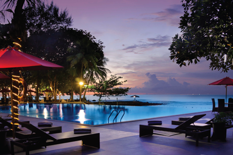 Suasana kolam renang di Mambruk Hotel, Anyer saat malam hari.