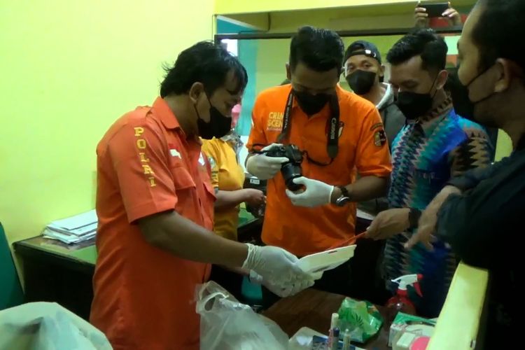 Tim Inafis Satreskrim Polres Tulungagung, mengambil sampel sisa makanan yang diduga penyebab puluhan warga keracunan, Sabtu (24/09/2022)