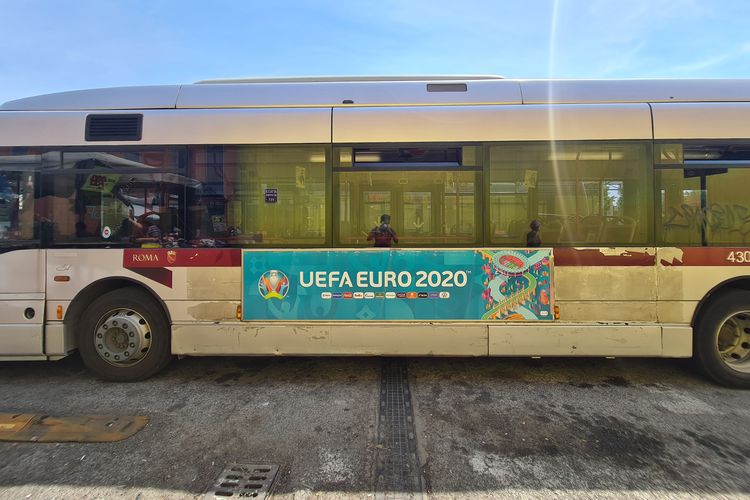 Suatu bus transportasi di Roma, Italia, dengan stiker Euro 2020 untuk memeriahkan Piala Eropa.