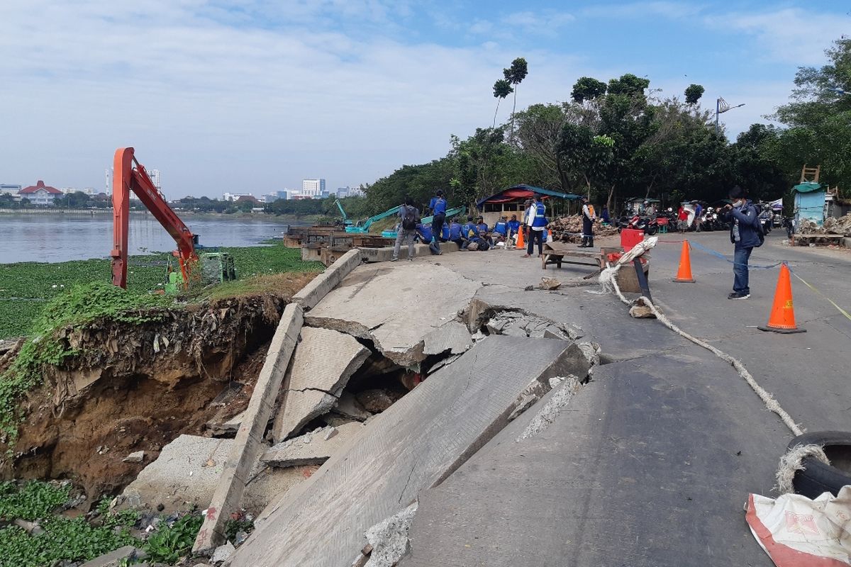  Jalan amblas di jalan Pluit Timur Raya Nomor 1, Penjaringan, Jakarta Utara tepat didekat Waduk Pluit