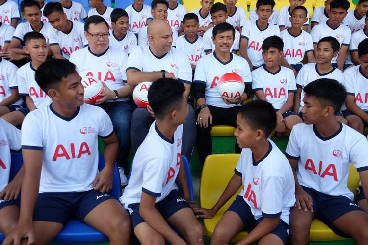 AIA membagikan 500 bola kepada sejumlah Sekolah Sepak Bola dan coacing clinic kepada 60 bakat muda di Medan dan sekitarnya.