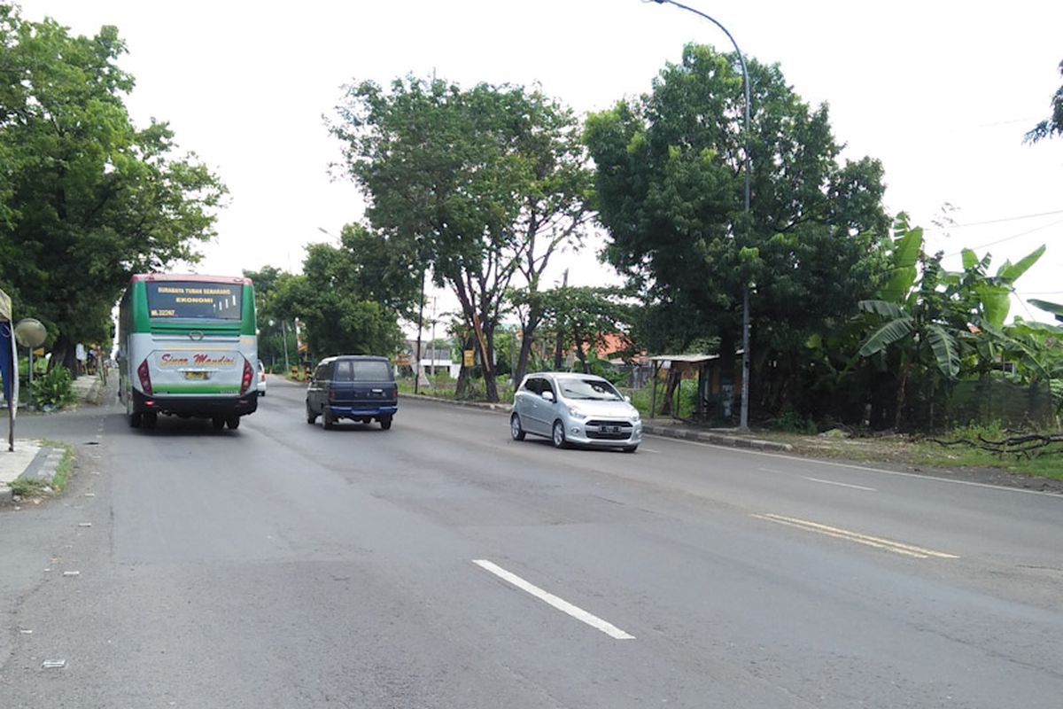 Kondisi arus lalu lintas di dekat pos pelayanan Terminal Lamongan yang terpantau mulai landai, Minggu (1/5/2022) pagi.