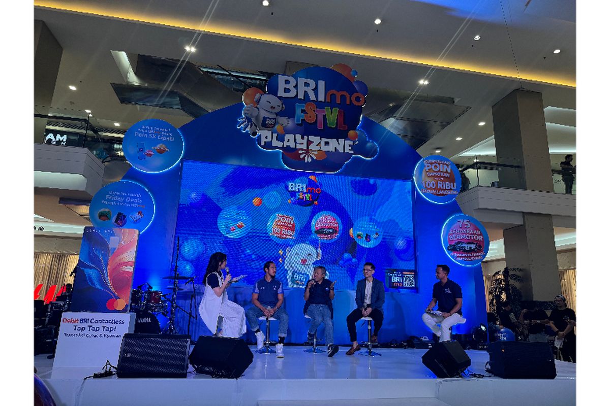 Suasana talk show interaktif di BRImo FSTVL 2024, Kota Kasablanka, di mana para pembicara dari berbagai industri berbagi wawasan tentang inovasi dan perencanaan keuangan. Acara ini merupakan bagian dari rangkaian kegiatan yang dirancang untuk mengedukasi dan menghibur generasi muda melalui teknologi dan hiburan