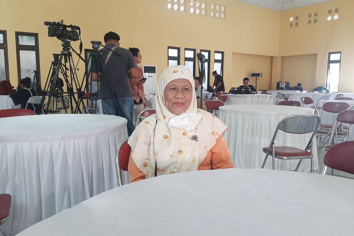 Hamidah (57) warga Plemburan, Sariharjo, Ngaglik, Sleman Hamidah saat bersiap menyaksikan prosesi siraman Erina Gudono melalui layar lebar di Gedung Serbaguna Purwosari.