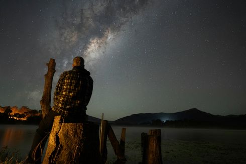 Stargazing: Arti, Manfaat, dan Waktu Terbaiknya