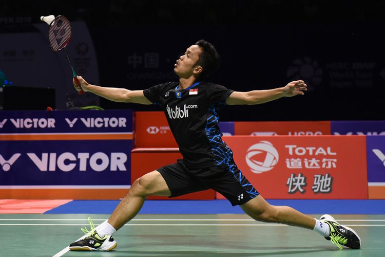 Pebulu tangkis tunggal putra Indonesia Anthony Sinisuka Ginting berusaha mengembalikan kok ke arah pebulu tangkis Jepang Kento Momota pada laga final China Open 2018 di di Olympic Sports Center Xincheng Gymnasium, Changzhou, China, Minggu (23/9/2018). Anthony Sinisuka Ginting berhasil meraih juara China Open 2018 setelah mengalahkan Momota dengan skor akhir 23-21 dan 21-19.