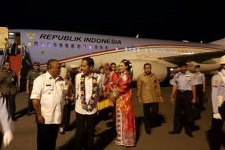 Presiden Jokowi saat tiba di bandara Jalaluddin Tantu Gorontalo tadi malam. Jokowi akan meresmikan PLTG di Paguat Kabupaten Pohuwato.
