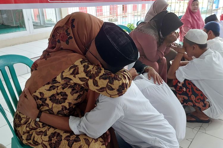 Warga binaan Lapas Suliki Sumatera Barat membasuh kaki ibu mereka, Kamis (21/12/2023)