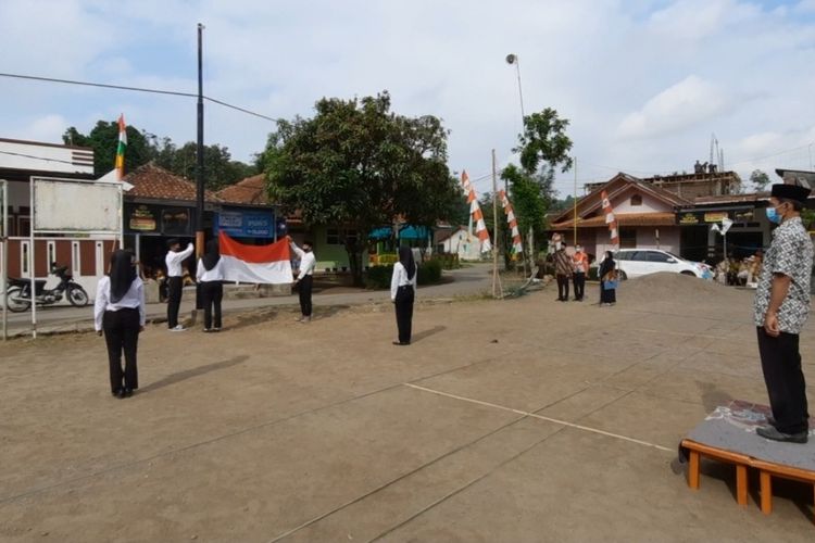 Warga kampung di Tasikmalaya begitu khidmat melaksanakan upacara kemerdekaan meski menaikan bendera pakai tiang listrik di pinggir jalan dekat sebuah lapang kosong di wilayahnya, Selasa (17/9/2021) kemarin.