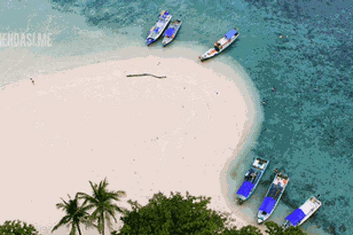 Panorama dari mercusuar di Pulau Lengkuas, Provinsi Bangka Belitung.
