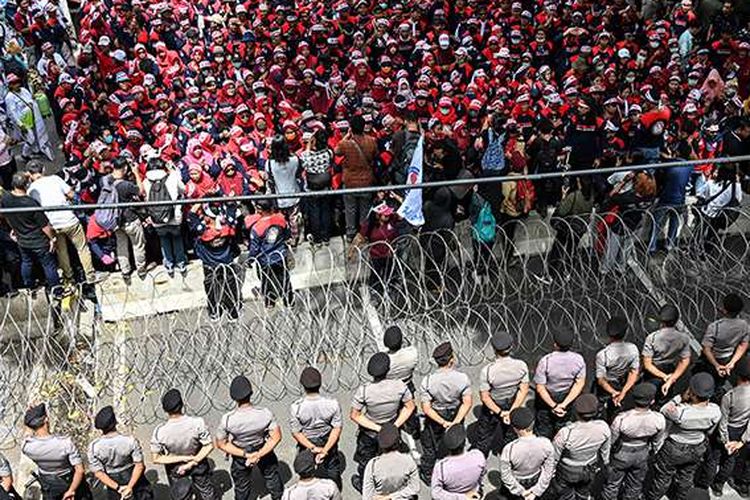 Hundreds of protesters from various organizations during the commemoration of the 2019 International Labor Day in Jakarta, Wednesday, Mei 1, 2019. 