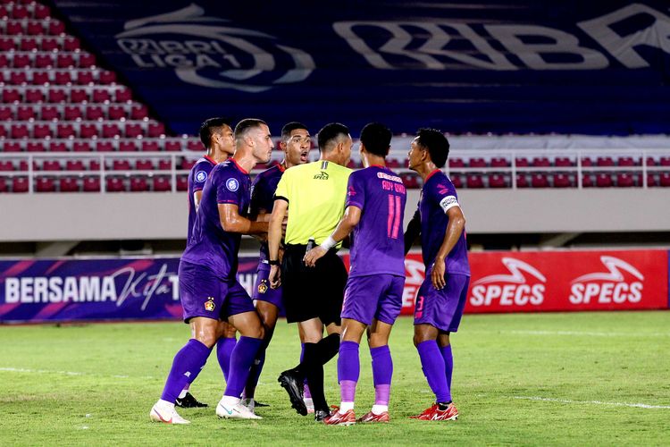 Pemain Persik Kediri melakukan protes kepada wasit pada pertandingan pekan 10 Liga 1 2021-2021 melawan Persija Jakarta yang berakhir dengan skor 2-2 di Stadion Monahan Solo, Sabtu (30/10/2021) malam.
