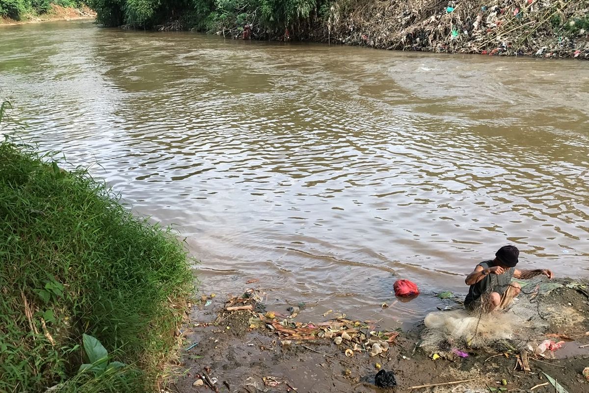 Paing (60), laki-laki asal Pemalang yang mencari ikan di Sungai Ciliwung sisi Lenteng Agung, Jagakarsa, Jakarta Selatan sejak tahun 1994. Dari Sungai Ciliwung, Paing bisa mendapatkan tambahan lauk berupa ikan dan juga melampiaskan hobi mencari ikan.