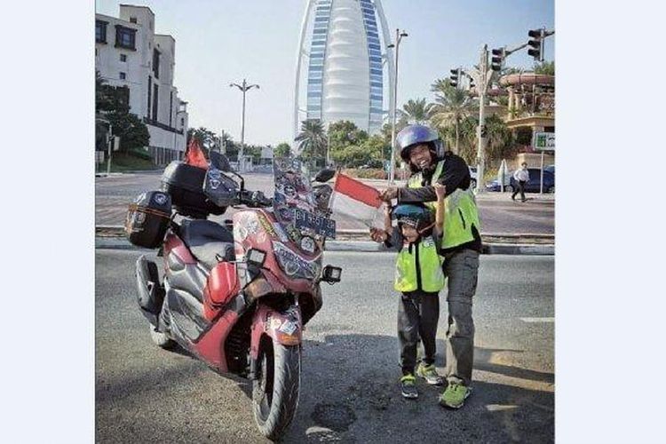 Lilik Gunawan (38) dan Balda (4) anaknya naik sepeda motor dari Jambi ke Makkah. Mereka mengendarai Yamaha NMax wara merah maroon, perjalanan selama 8 bulan. (Instagram/jejakpalmarjambi)