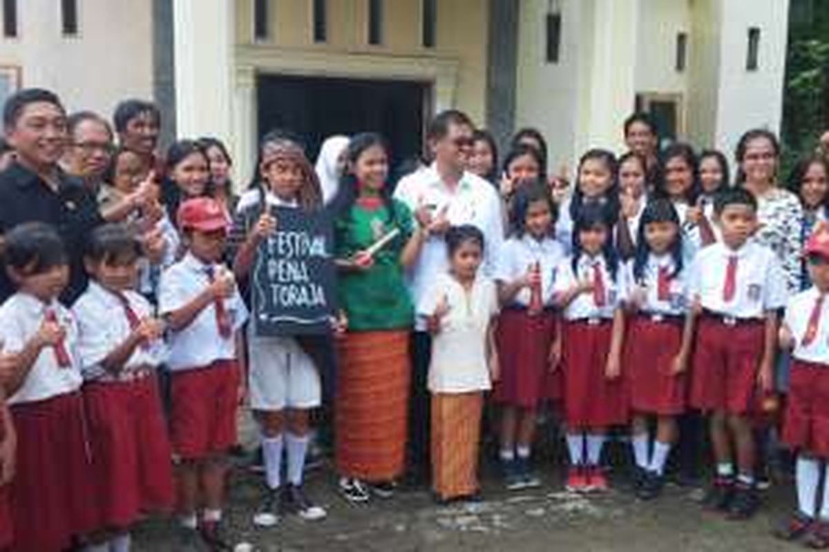 Bupati Tana Toraja Nikodemus Giring Kanai (tengah) berfoto bersama peserta festival Pena Toraja di Lembang Lia, Tana Toraja, Senin(28/11/2016)