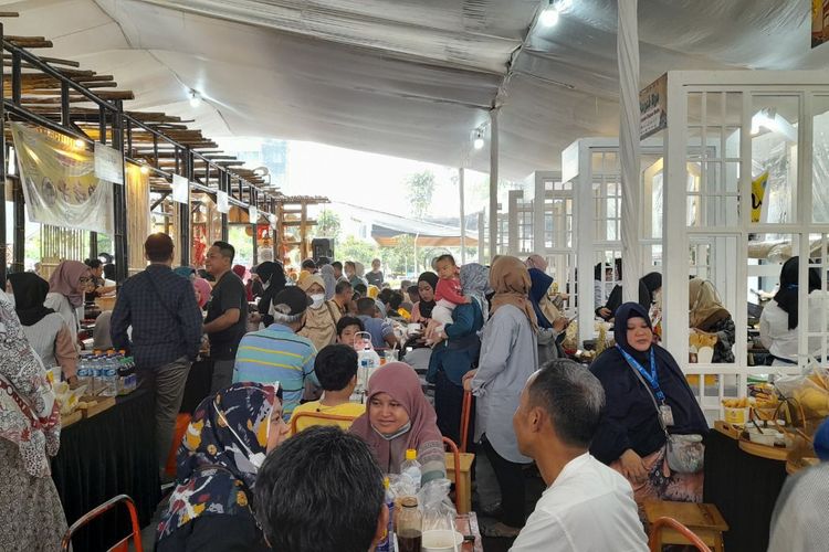 Pengunjung di Pempek Fest, Sarinah, Jjakarta Pusat, Sabtu (3/12/2022). 