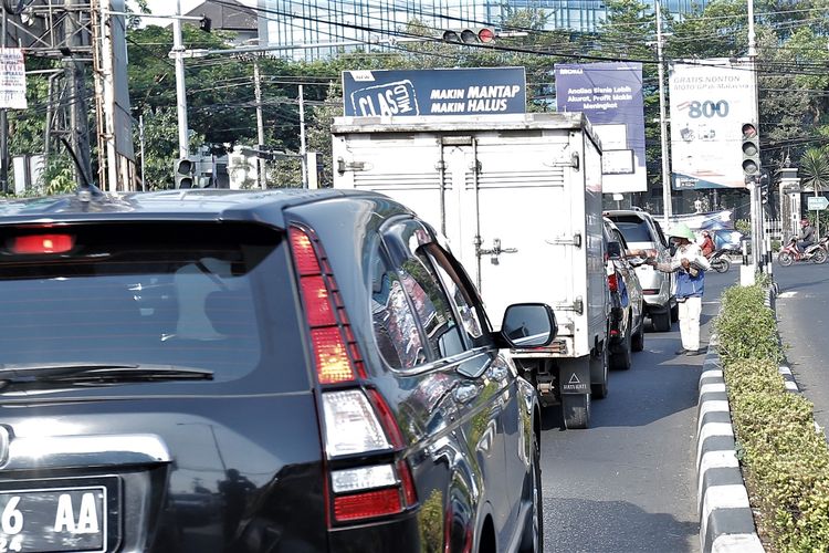 Pedagang koran di lampu merah Kota Semarang dianggap mengganggu ketertiban umum, bahkan membahayakan lalu lintas.