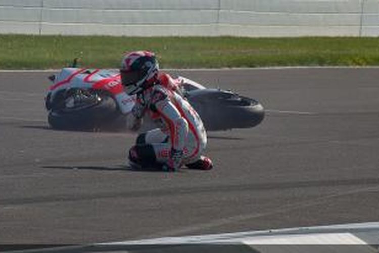 Pebalap asal America Serikat, Ben Spies, berusaha bangkit setelah terjatuh dari motor pada sesi latihan bebas ketiga GP Indianapolis, di Sirkuit Indianapolis Motor Speedway, Sabtu (17/8/2013).