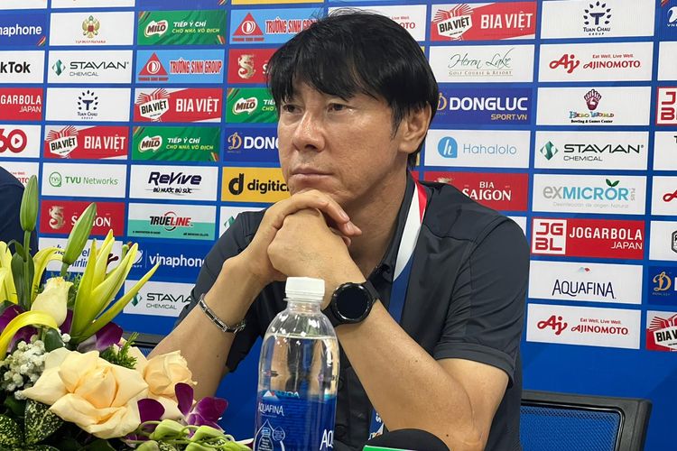 Pelatih timnas Indonesia, Shin Tae-yong, dalam konferensi pers seusai laga semifinal SEA Games 2021 kontra Thailand, Kamis (19/5/2022).