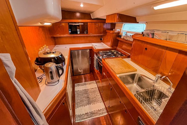 Dapur di dalam North Eagle, kapal yacht milik Ika Permatasari-Olsen