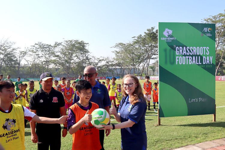 Perwakilan perserta AFC Grassroots Football menerima bola dari Federasi Australia yang digelar di Lapangan Akademi Deltras Siwalanpanji Sidoarjo, Jawa Timur, Minggu (21/5/2023) pagi.