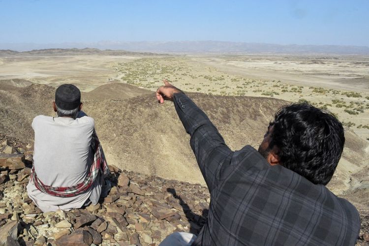 UPDATE Pakistan serang Iran. Penduduk setempat menunjukkan gunung di daerah Koh-e-Sabz, Provinsi Balochistan, Pakistan, lokasi Iran melancarkan serangan udara pada 18 Januari 2024.