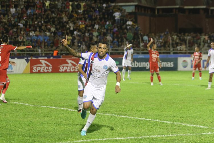 Penyerang PSBS Biak, Beto Goncalves, merayakan gol ke gawang Semen Padang pada pertandingan leg kedua final Liga 2 2023-2024, Sabtu (9/3/2024). Duel tersebut bergulir di Stadion Gelora Haji Agus Salim, Padang.