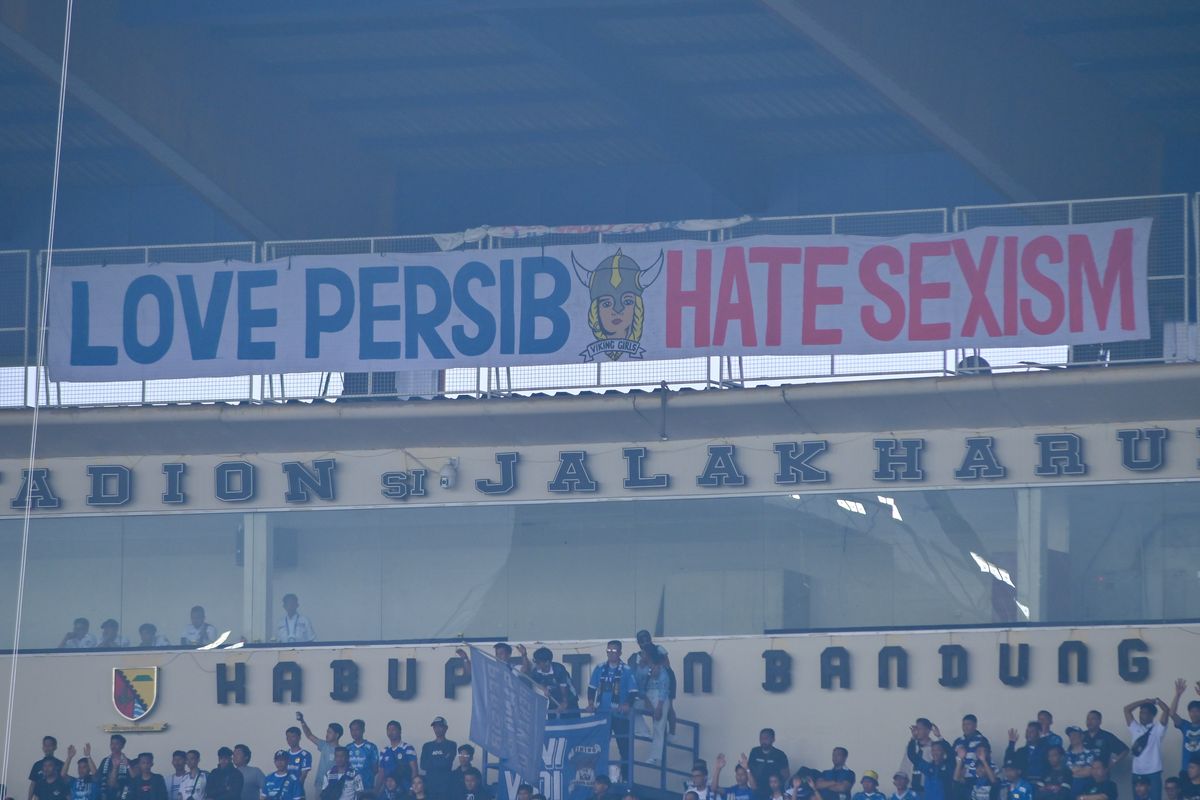 Spanduk yang ditemui di salah satu sudut Stadion Si Jalak Harupat, Soreang, Kabupaten Bandung, dalam laga Persib vs Persija, Senin (23/9/2024). 