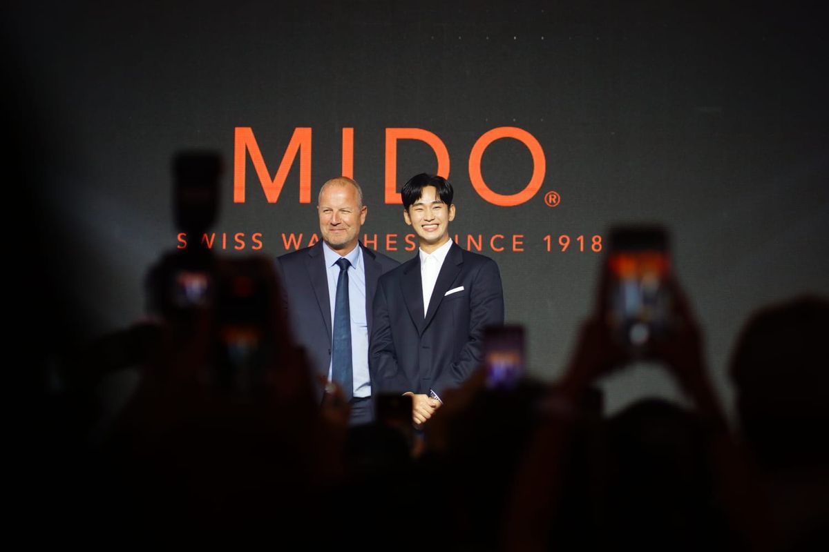 CEO Mido Franz Linder bersama brand ambassador Mido Kim Soo Hyun berpose bersama di atas panggung dalam acara perkenalan koleksi Mido Multifort TV Big Date untuk pasar Asia, di Bangkok, Thailand, Kamis malam (29/6/2023).