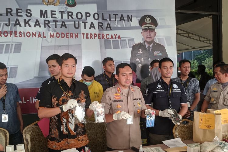 press release kasus praktik membuat lipatan mata ilegal di Polres Metro Jakarta Utara, Jumat (15/11/2019)