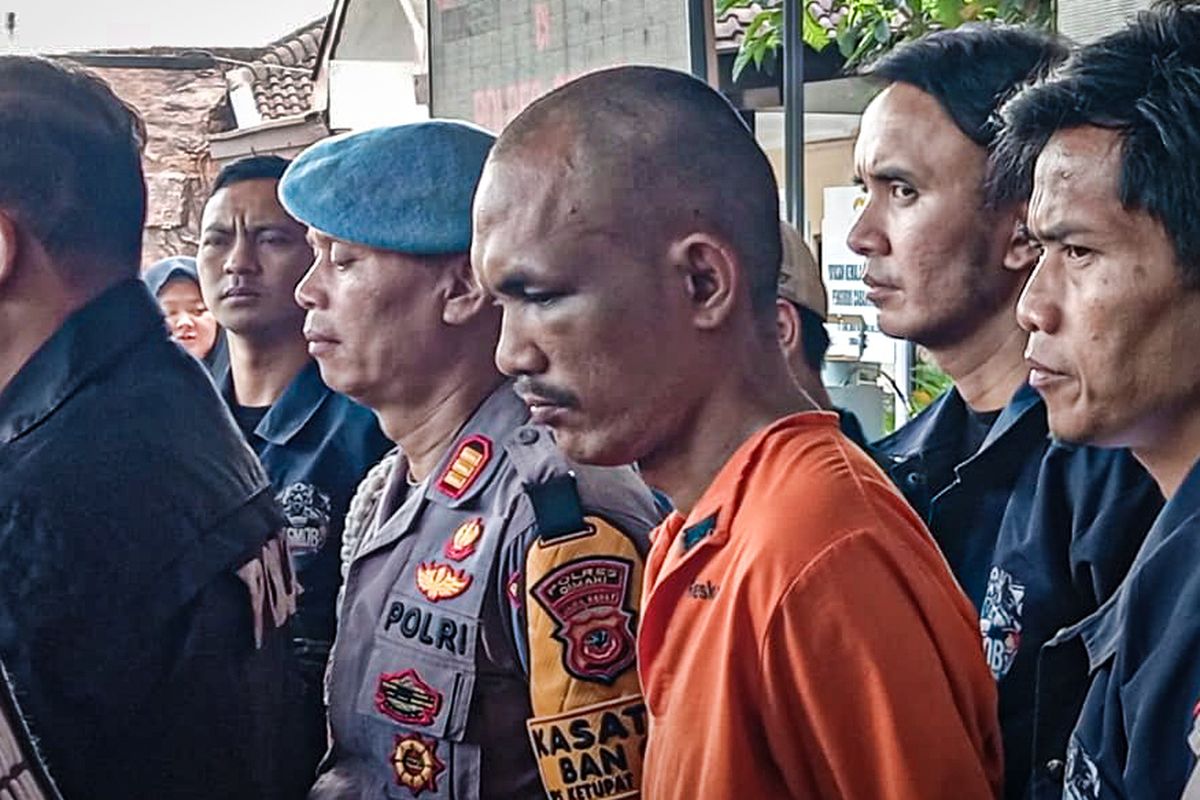 Seorang pria berinisial SF (40), ditetapkan sebagai tersangka pembunuhan perempuan Wahidah Rohmah (46) setelah 2 pekan buron oleh Polres Cimahi, Rabu (2/4/2025).
