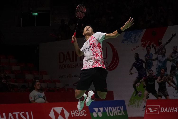 Tunggal putra Indonesia, Jonatan Christie, berhasil mengalahkan tunggal putra Irlandia, Nhat Nguyen melalui pertarungan tiga gim, 21-23, 21-11 dan 21-6 pada babak pertama gelaran Daihatsu Indonesia Masters 2023, Rabu (25/1), di Istora Senayan Jakarta. (Foto: Humas PP PBSI)