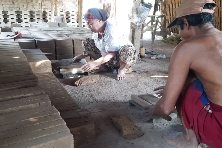 Sukiban dan Uliyah, pasutri perajin batu bata di Desa Temurejo, Kecamatan Blora, Kabupaten Blora, Jawa Tengah, Senin (5/6/2023)