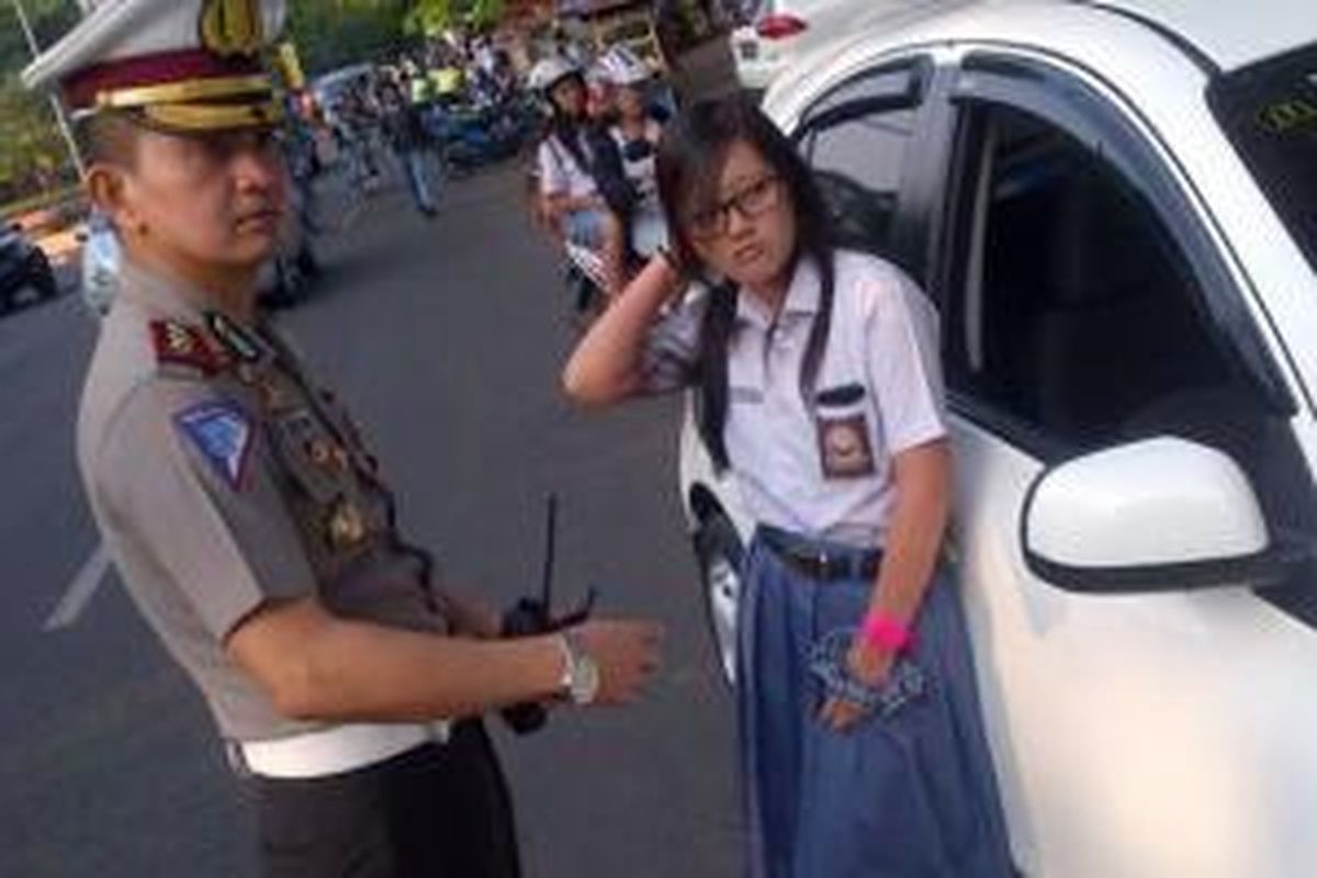 Belasan mobil mewah milik pelajar terjaring razia polisi yang digelar di depan SMA 1 Semarang, di Kompleks Taman Menteri Supeno, Rabu (2/10/2013) pagi. 