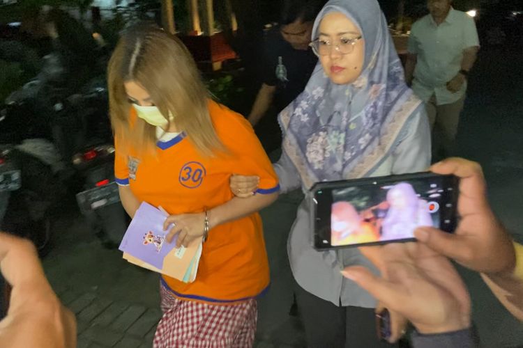 Pengacara Jan Hwa Diana: Selain 108 Ijazah, Juga Ada KTP, SKCK, Akta Lahir hingga Buku Nikah Eks Karyawan
