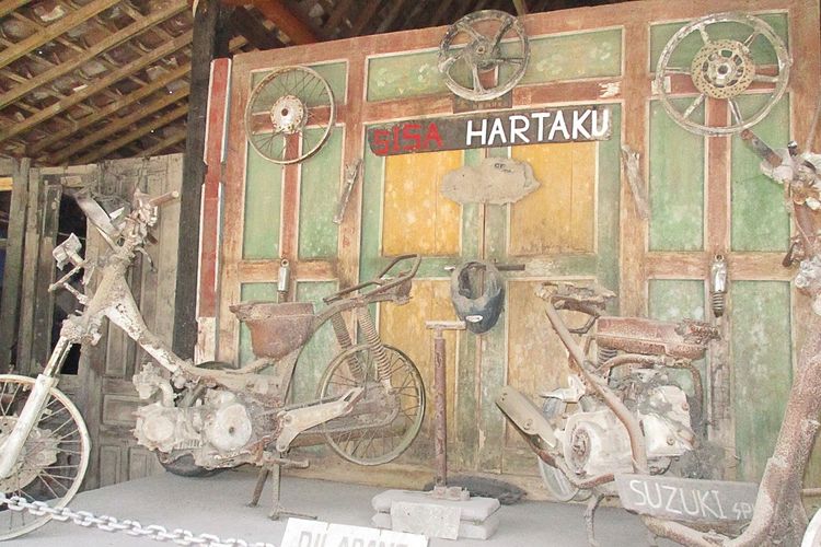 Motor-motor akibat erupsi di Museum Sisa Hartaku