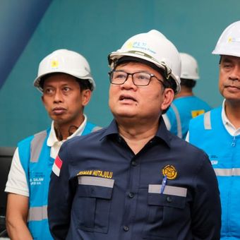 Direktur Jenderal Ketenagalistrikan Kementerian ESDM Jisman Hutajulu dari PT PLN (Persero) saat meninjau pembangkit Listrik Tenaga Uap (PLTU) Teluk Balikpapan, Kalimantan Timur pada Sabtu (14/12/2024).
